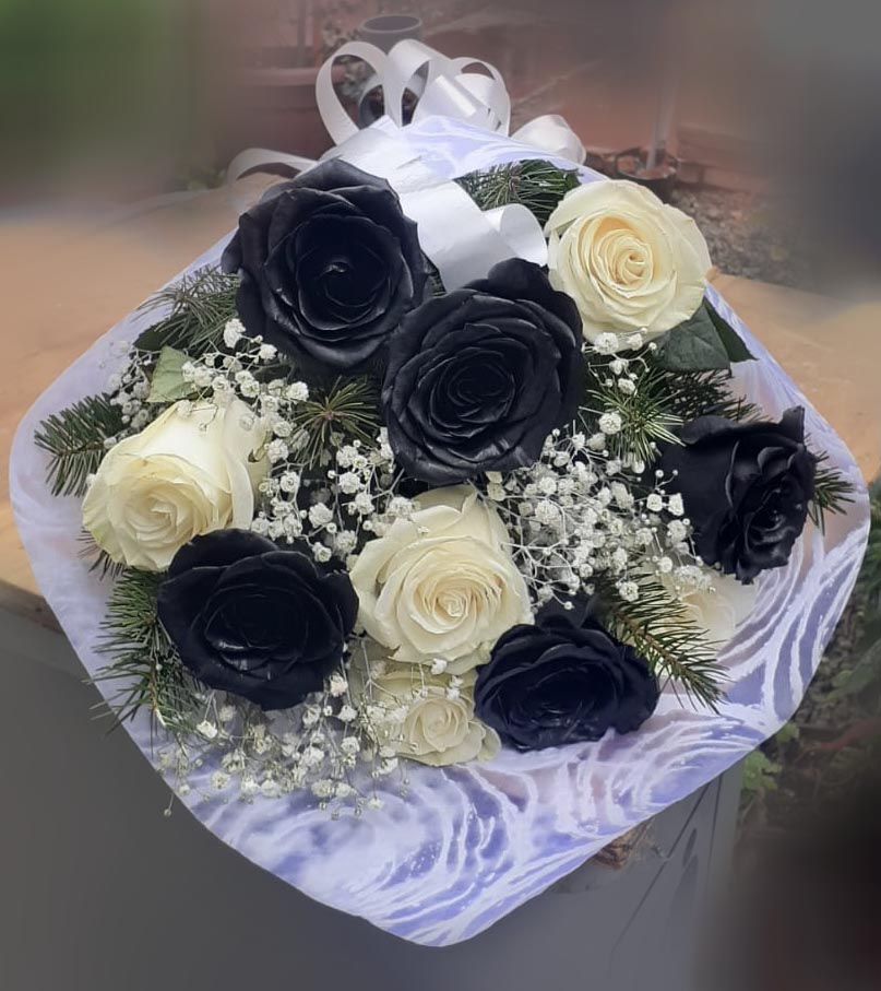 Bouquet de 05 Rosas negras y 05 Rosas blancas – RosasExpress