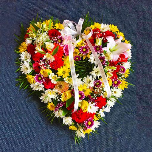 1876 Corazón fúnebre primaveral con flores variadas