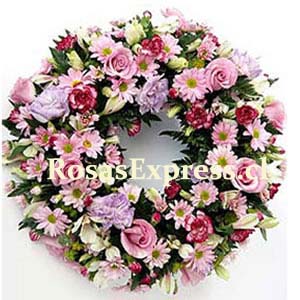 Corona de condolencias para Provincia, diseñado con flores de la temporada y toques de rosas.